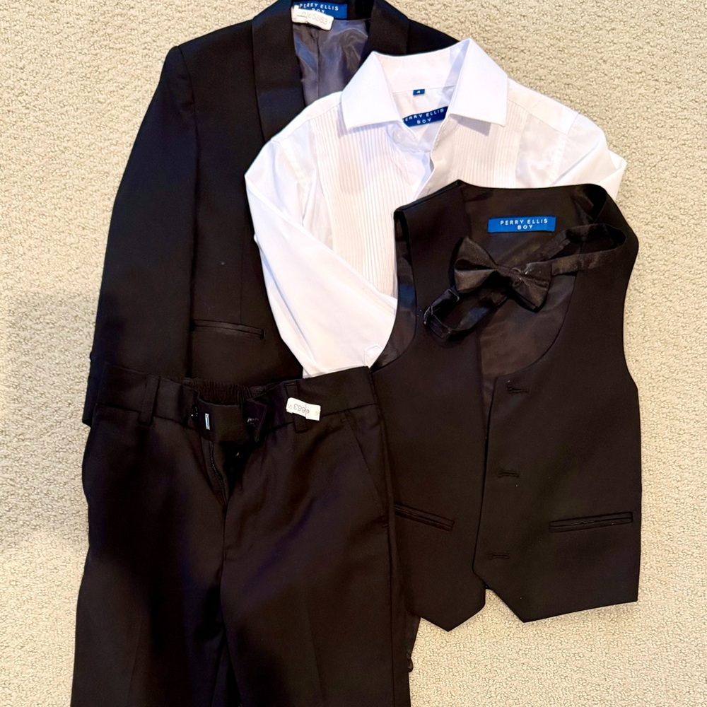 5 piece boys tuxedo set, size 4